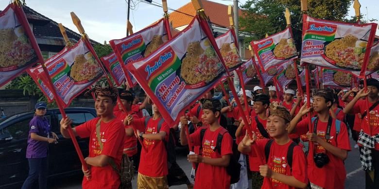 Salah satu produsen mie instan terbesar di Indonesia, Indomie, merilis varian rasa sambal matah dalam bentuk mie goreng. 