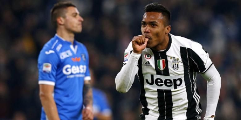 Alex Sandro merayakan gol kedua Juventus ke gawang Napoli pada pertandingan Serie A di Stadion Juventus, Sabtu (25/2/2017). 