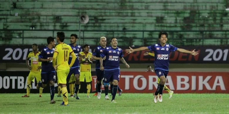 Adam Alis merayakan gol Arema FC ke gawang Sriwijaya FC pada partai perempat final Piala Presiden 2017 di Stadion Manahan, Solo, Jawa Tengah, Minggu (26/2/2017).