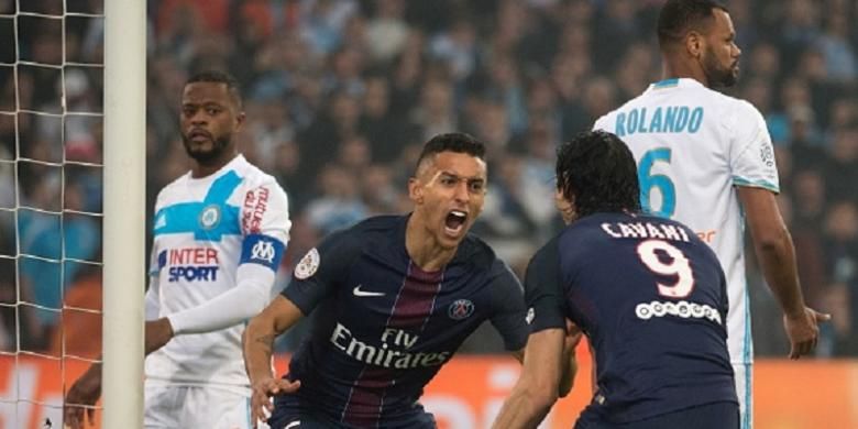 Kapten Marseille, Patrice Evra, hanya bisa terdiam melihat bek PSG, Marquinhos, merayakan gol ke gawang timnya pada pertandingan Ligue 1 di Stade Velodrome, Minggu (26/2/2017). 