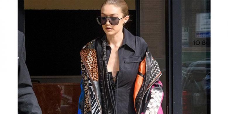 Gigi Hadid mengenakan jaket kulit dengan gaya slumping. 