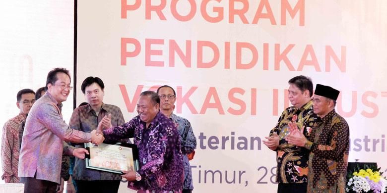 Direktur AHM Markus Budiman (kiri) disaksikan Menteri Perindustrian Airlangga Hartarto (kanan kedua), Menteri Pendidikan dan Kebudayaan Muhadjir Effendy (kanan) dalam acara Peluncuran Program Pendidikan Vokasi Industri yang berlangsung di Mojokerto, Jawa Timur, Selasa (28/2/2017).