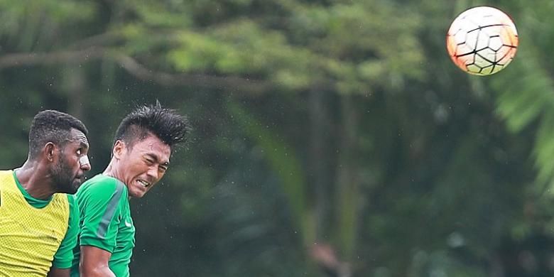 Aksi Yanto Basna saat mengikuti  tahap kedua tim nasional Indonesia U-22 di Lapangan Sekolah Pelita Harapan (SPH), Karawaci, Tangerang, Banten, Selasa (28/2/2017).