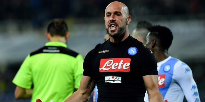 Ekspresi kiper Napoli, Pepe Reina, dalam pertandingan Serie A melawan Fiorentina pada 22 Desember 2016.  
