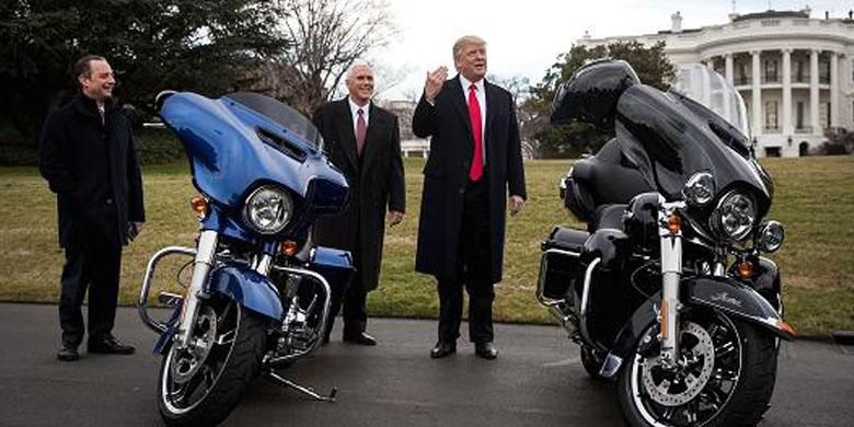Donald Trump dengan dua unit Harley Davidson.