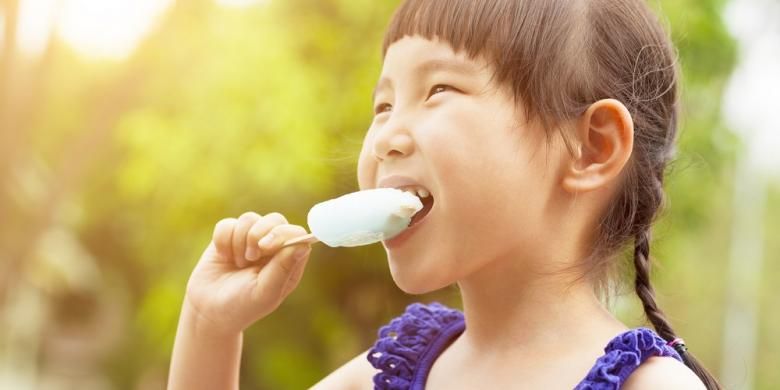 Ilustrasi anak sedang memakan es krim.