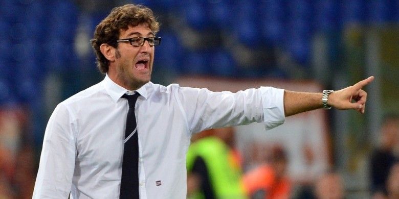 Ciro Ferrara memberikan instruksi kepada pemainnya saat memimpin Sampdoria menghadapi AS Roma dalam laga Serie A di Stadion Olimpico, Roma, 26 September 2012.