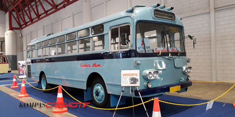 Mitsubishi Fuso R470 warna biru. Kendaraan milik PO Sumber Alam ini dijalankan dari Kutoarjo, Jawa Tengah, menuju JI Expo tanpa kendala. Jenis sasis ini masuk ke Indonesia awal 1960-an. Pemilik pertamanya adalah TNI Angkatan Udara Malang.