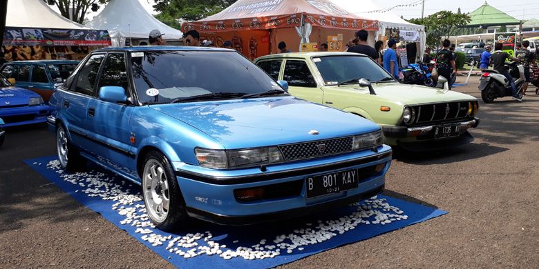 Kontes mobil klasik era 1990-an dalam Pasar Jongkok Otomotif 2017 di TMII.