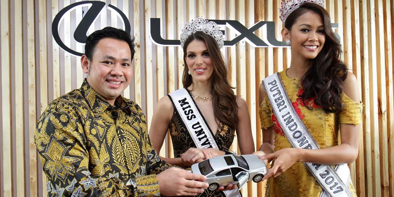 Miss Universe 2016 Iris Mittenaere (tengah) ditemani Puteri Indonesia 2017 Bunga Jelitha Ibrani (kanan) dan Adrian Tirtadjaja, General Manager Lexus Indonesia.