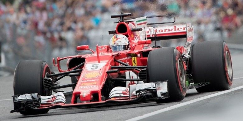 Pebalap Scuderia Ferrari, Sebastian Vettel, memacu mobil pada sesi latihan hari pertama GP Austria, Jumat (7/7/2017).