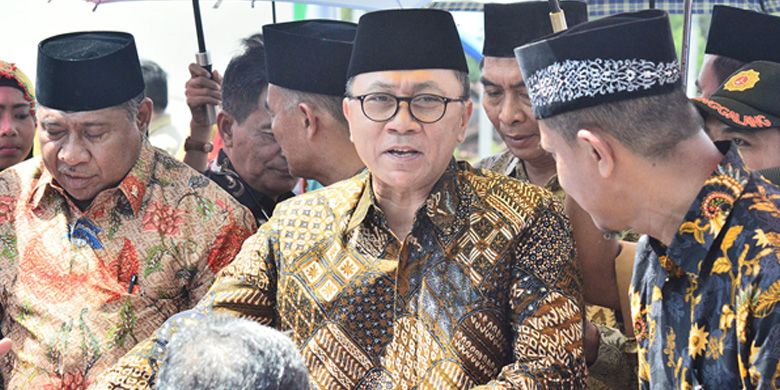 Ketua MPR Zulkifli Hasan tengah melakukan peletakan batu pertama pembangunan Sekolah Menengah Pertama Muhammadiyah di Desa Orong Bawa, Sumbawa, NTB, Senin (10/7) siang (KOMPAS.COM/DYLAN APRIALDO RACHMAN) 