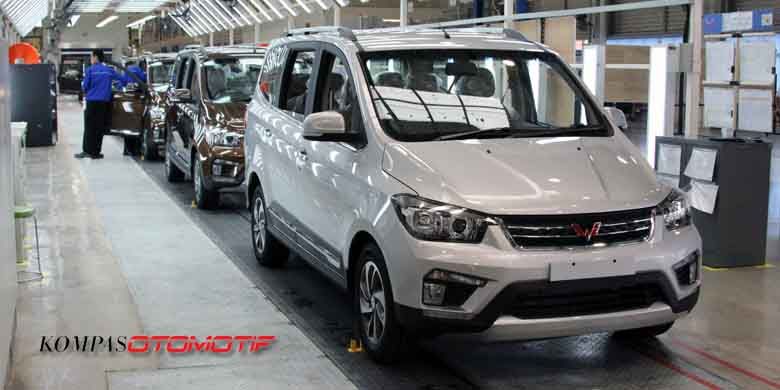 Produksi Wuling Confero S resmi dimulai di pabrik SGMW Motor Indonesia di Bekasi, Jawa Barat, Selasa (11/7/2017). 