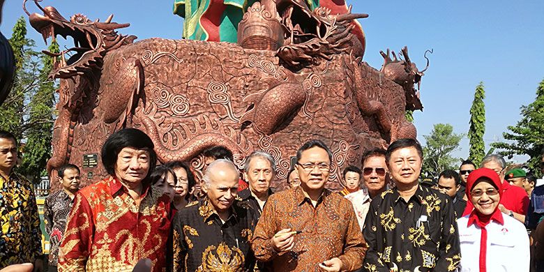 Ketua MPR meresmikan patung Dewa Konco Kwan Sing Tee Koen di Klenteng Kwan Sing Bio, Tuban, Jawa Timur, Senin (17/7/2017) pagi. Patung setinggi 30,4 meter yang menghabiskan dana 2,5 miliar rupiah ini juga akan menjadi salah satu ikon wisata di Tuban.