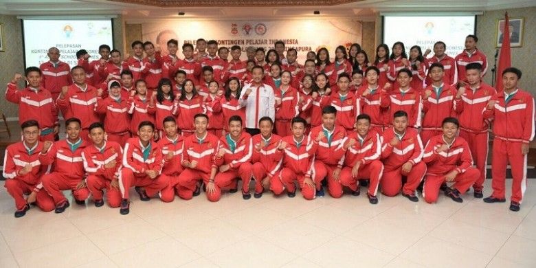 Menteri Pemuda dan Olahraga (Menpora) Imam Nahrawi berpose dengan kontingen Indonesia yang akan mengikuti ASEAN School Games 2017 di Wisma Kemenpora, Senayan, Jakarta, Rabu (12/7/2017).
