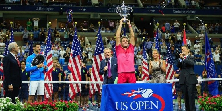 Petenis Swiss, Stan Wawrinka, mengangkat trofi juara AS Terbuka 2017 yang diraih setelah mengalahkan Novak Djokovic (Serbia) dengan skor 6-7, 6-4, 7-5, 6-3 pada babak final di Billie Jean King National Tennis Center, New York City, Amerika Serikat, Minggu (11/9/2016).
