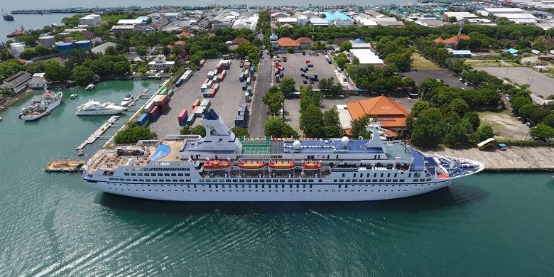 Kapal pesiar berlabuh di pelabuhan yang dikelola oleh Pelindo III.