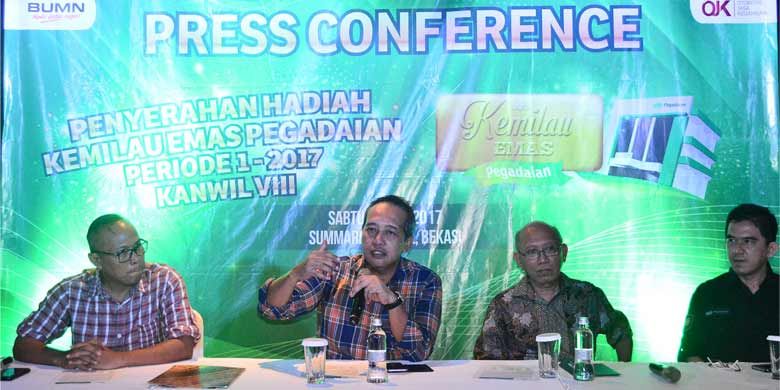 Pelaksana Tugas (Plt) Direktur Utama PT. Pegadaian (Persero) Harianto Widodo (kedua dari kiri) memberikan keterangan pers bersama jajaran direksi terkait Program Kemilau Emas di Sumarecon Mall Bekasi, Sabtu (22/7/2017) malam.