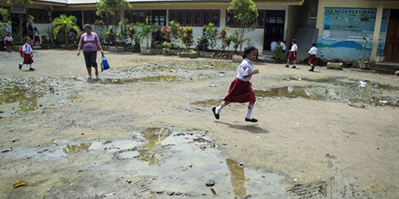 Sekolah Dasar Negeri 47 Manado yang terletak di Jalan Getsmani, Kota Manado, Sulawesi Utara merupakan salah satu sekolah yang berada dalam ancaman banjir ketika musim hujan tiba. Seorang siswi nampak berlarian di tengah kondisi lapangan yang becek.