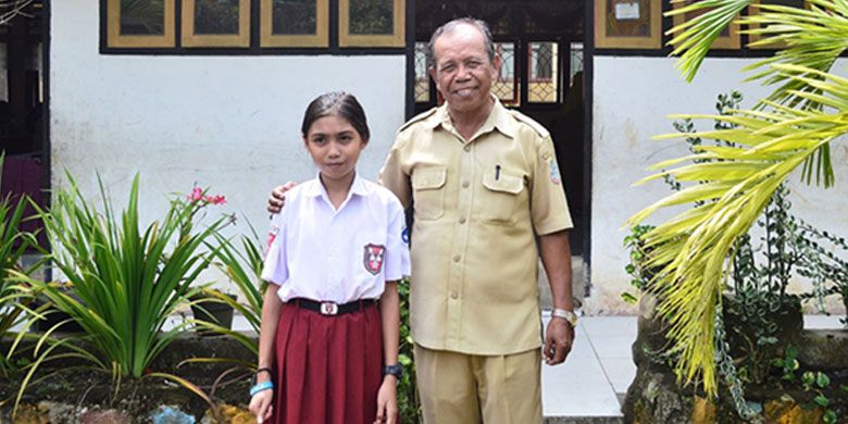 Kepala Sekolah SDN 47 Manado, John Locke Manginsoa (kanan) bersama salah satu siswi berprestasinya, Feybi Veronica (kiri). Feybi merupakan salah satu siswi yang menyuarakan pentingnya mengembangkan budaya membaca melalui pidato perlombaan di tingkat kecamatan.