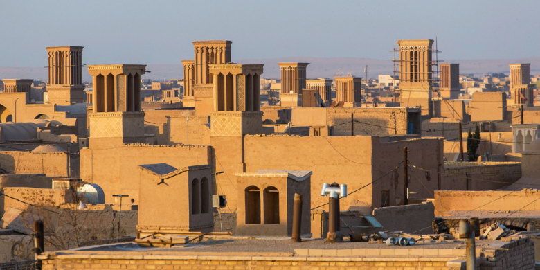 Bangunan tua di kota Yazd yang dilengkapi dengan menara angin atau cooling wind tower. (Shutterstock)
