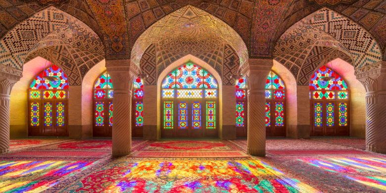 Indahnya masjid Nasir Al-Mulk atau yang juga dikenal dengan sebutan Pink Mosque. (Shutterstock)