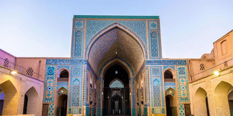 Bagian pelataran Masjid Jame, salah satu masjid dengan menara tertinggi di Iran. (Shutterstock)