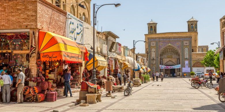 Suasana sehari-hari di depan pasar atau Vakil Bazaar saat pagi. (Shutterstock)