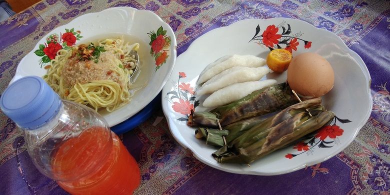 Seporsi kuliner khas Toboali yakni mie ikan Toboali dengan tambahan otak-otak, pempek, jeruk kunci, dan telur tersaji di warung milik Cemilun, Toboali, Bangka Selatan, Kamis (3/8/2017). Mie ikan Toboali disajikan dengan taburan daging ikan parang-parang yang digiling bersama irisan daun seledri dan bawang gorong.