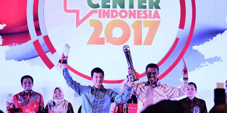 Wakil Presiden Direktur PT. Bank Central Asia Tbk, Armand Hartono (kiri) mewakili BCA sebagai Grand Champion dalam kompetisi The Best Contact Center Indonesia 2017 yang digelar oleh Indonesia Contact Center Association di Hotel Bidakara, Jumat (11/8/2017) malam lalu.