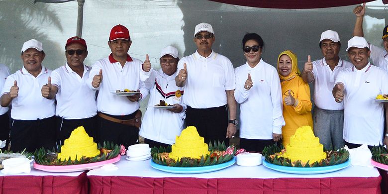 KOMPAS.COM/Dylan Aprialdo Rachman
Ketua MA Hatta Ali beserta jajaran pimpinan MA berfoto bersama dalam acara perayaan hari ulang tahun MA ke-72 di Agrowisata Gunung Mas, Kawasan Puncak, Jawa Barat, Sabtu (19/8/2017). 
