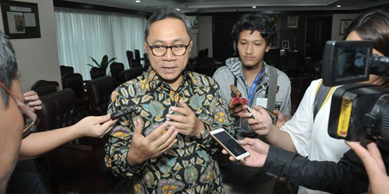 Ketua MPR RI Zulkifli Hasan ditemui wartawan di ruang kerjanya di kompleks DPR/MPR/DPD Senayan, Jakarta, Kamis (24/8/2017) siang.