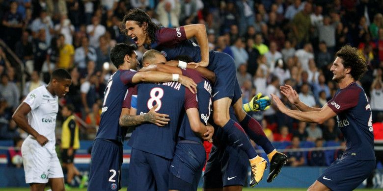 Para pemain Paris Saint-Germain merayakan gol yang dicetak Thiago Motta (tengah) ke gawang Saint-Etienne dalam laga Liga Prancis di Stadion Parc des Princes, Paris, pada 25 Agustus 2017.
