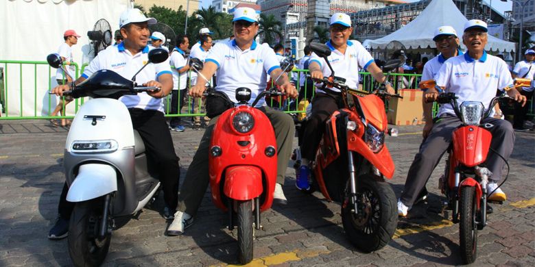 Direksi dan Komisaris PLN saat test drive motor listrik pada Car Free Day dalam rangka Hari Pelanggan Nasional di Jakarta (10/9)