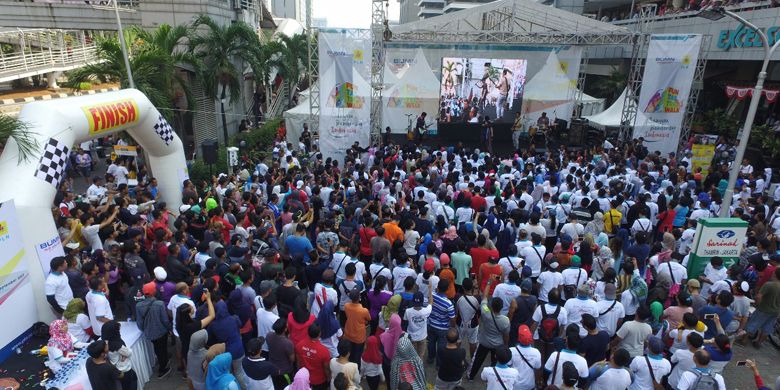 Antusiasme pengunjung Car Free Day menikmati hiburan di pangung PLN dalam rangka peringatan Hari Pelanggan Nasional di Jakarta (10/9)