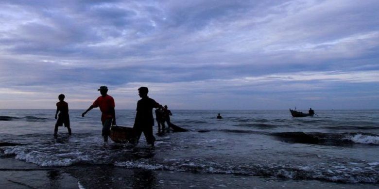 Sejumlah nelayan membawa keranjang berisikan ikan hasil tangkapan pukat darat di perairan Selat Malaka, kawasan pesisir Desa Hagu Barat Laut, Lhokseumawe, Aceh, Rabu (9/8/17). ANTARA FOTO/Rahmad