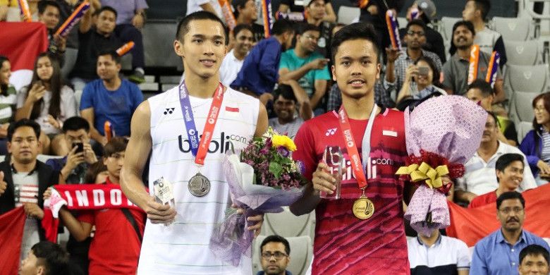 Dua pebulu tangkis tunggal putra Indonesia, Jonatan Christie (kiri) dan Anthony Sinisuka Ginting, berpose seusai menjalani laga final Korea Terbuka 2017, di Seoul, Korea Selatan, Minggu (17/9/2017).