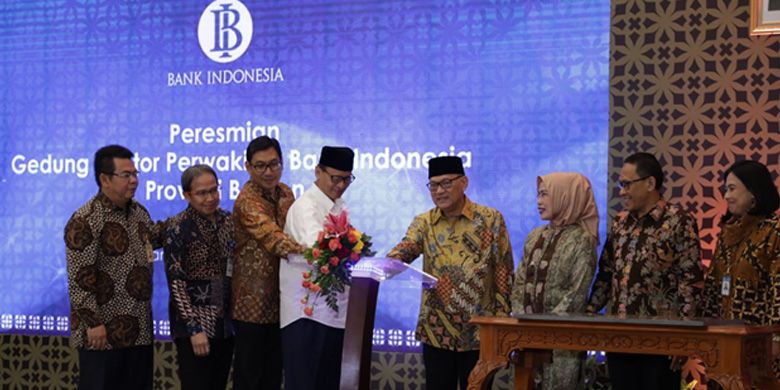 Gubernur BI Agus D.W. Martowardojo dan Gubernur Banten Wahidin Halim menekan tombol Peresmian KPw Bank Indonesia di Banten dengan disaksikan sejumlah pimpinan BI dan Pimpinan Daerah di Banten.