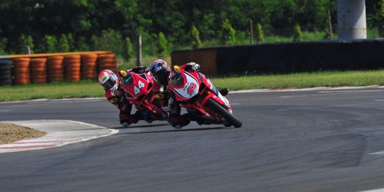 Pebalap Indonesia dari Astra Honda Racing Team, Rheza Danica Ahrens (depan), menjalani balapan pertama seri kelima Asia Road Racing Championship (ARRC) 2017, dii Madras Motor Race Track, Chennai, India, Sabtu (23/9/2017).