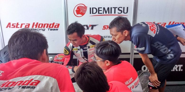 Pebalap Astra Honda Racing Team Indonesia, Gerry Salim, berdiskusi dengan mekanik setelah menjalani sesi kualifikasi AP250 seri kelima ARRC 2017 di Sirkuit Madras, Chennai, Sabtu (23/9/2017).
