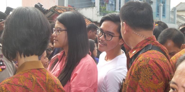 Kahiyang Ayu dan Kaesang Pangarep turut serta membantu ayahnya, Presiden Joko Widodo saat membagi-bagikan paket sembako di Kampung Lio, Pancoran Mas, Depok, Jumat (1/7/2016).