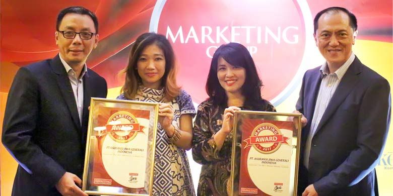 CEO Generali Indonesia Edy Tuhirman, Direktur Generali Indonesia Wianto Chen, dan dua orang perwakilan jajaran manajemen Generali Indonesia menerima penghargaan Marketing Awards 2017 di Jakarta, Rabu (13/9/2017) lalu.