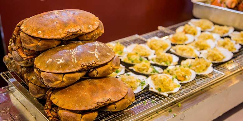 Pilihan makanan seafood yang beragam.