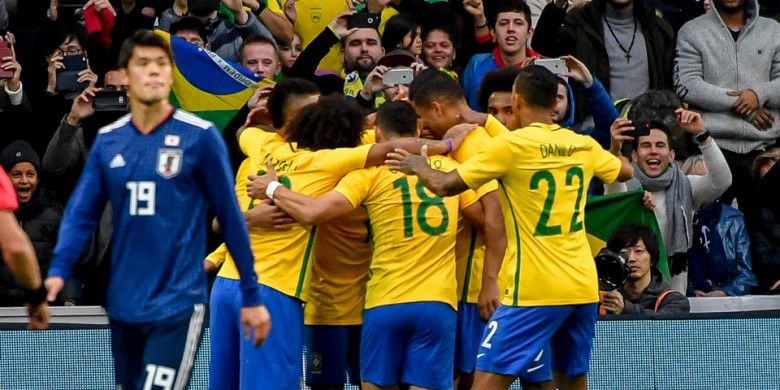 Para pemain timnas Brasil merayakan gol yang dicetak oleh Neymar dalam laga persahabatan kontra Jepang di Stadion Pierre Mauroy, Villeneuve dAscq, Prancis, pada 10 November 2017.