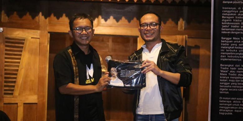 Menteri Ketenagakerjaan Hanif Dhakiri menerima cinderamata dari pengasuh sanggar seni Maos, Arie Sujito, dalam acara peluncuran album baru John Tobing di Yogyakarta, Jumat (10/11/2017) malam.