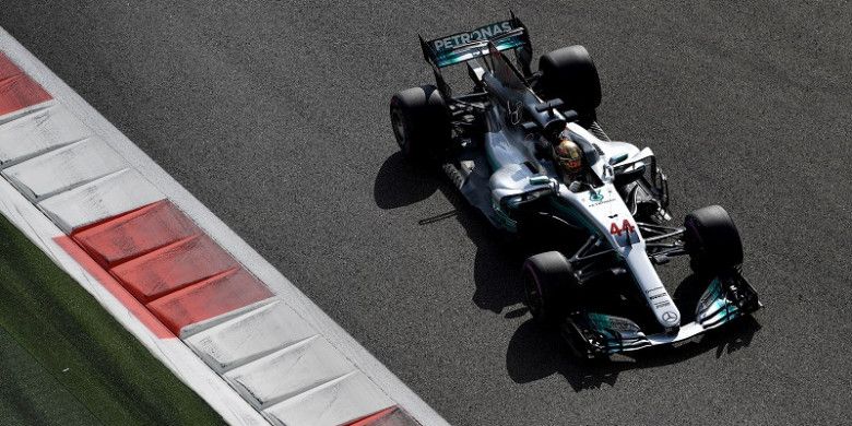 Pebalap Mercedes, Lewis Hamilton, memacu mobil pada sesi hari pertama GP Abu Dhabi di Sirkuit Yas Marina, Jumat (24/11/2017).