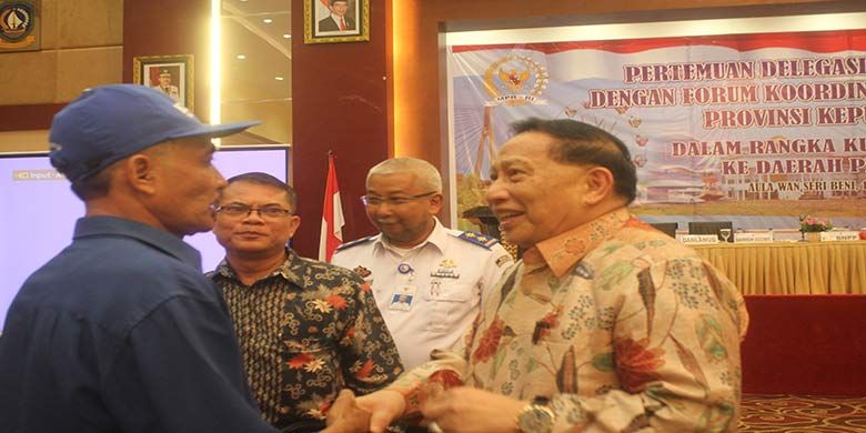 Wakil Ketua MPR RI, EE. Mangindaan, berjabat tangan dengan Marlis Markan, perwakilan dari Lembaga Kelautan dan Perikanan Indonesia dalam acara kunjungan kerjanya ke daerah perbatasan Kepulauan Riau, Senin (11/12/2017).