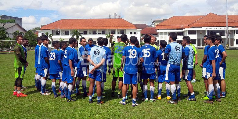 Pemain persib mendengarkan arahan pelatih Roberto Carlos Mario Gomez, seusai berlatih di Lapangan Sesko AD, Kota Bandung, Senin (18/12/2017).