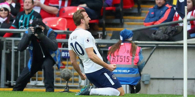 Striker Tottenham Hotspur, Harry Kane, berselebrasi di pinggir lapangan usai mencetak gol ke gawang Southampton pada Selasa (26/12/2017).