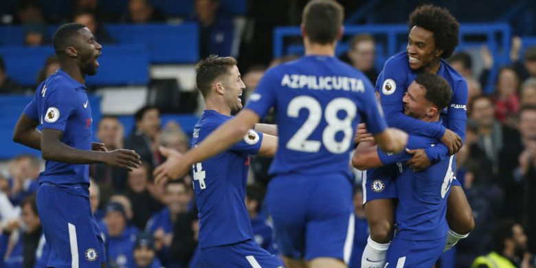 Pemain Chelsea, Daniel Drinkwater, merayakan gol ke gawang Stoke City dalam laga di Stamford Bridge pada Sabtu (30/12/2017)